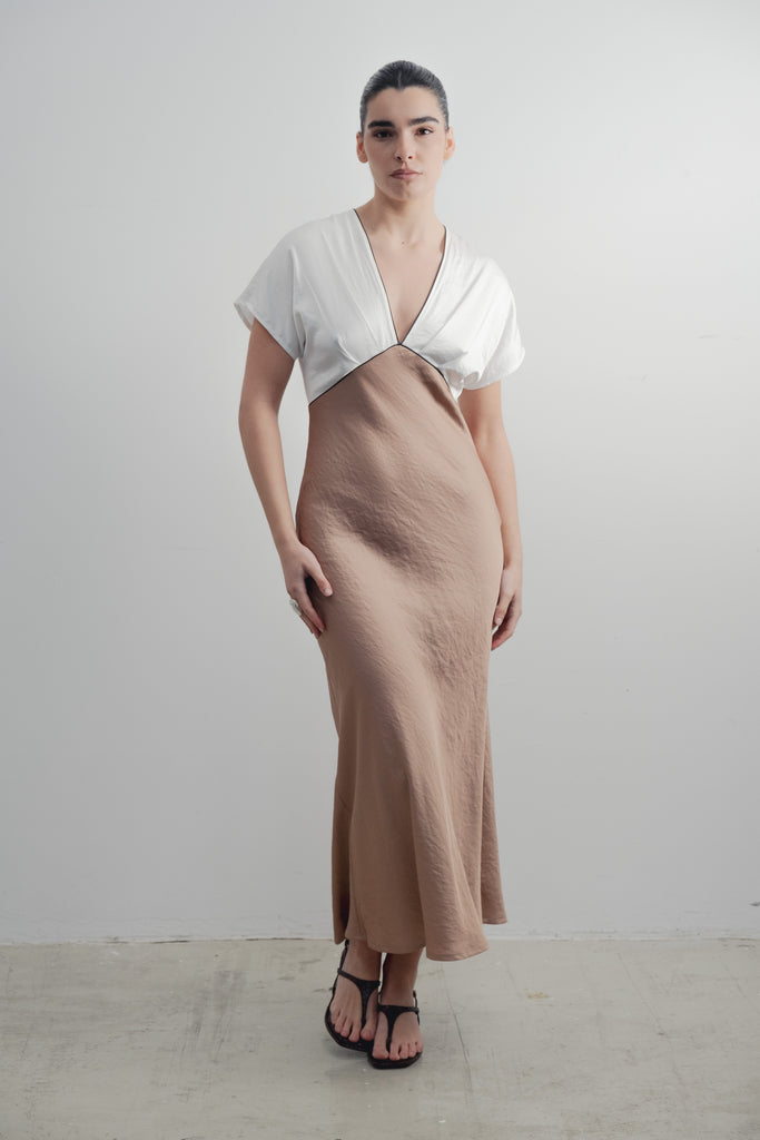 VESTIDO DE CETIM COM DETALHES EM CONTRASTE
