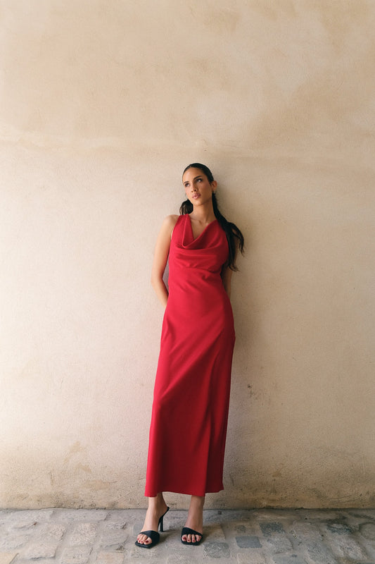VESTIDO COM APLIQUE NAS COSTAS