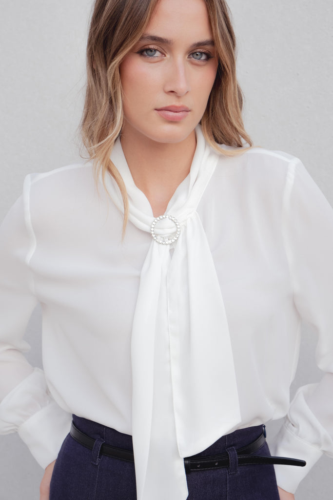 BLUSA COM LAÇO NO PESCOÇO