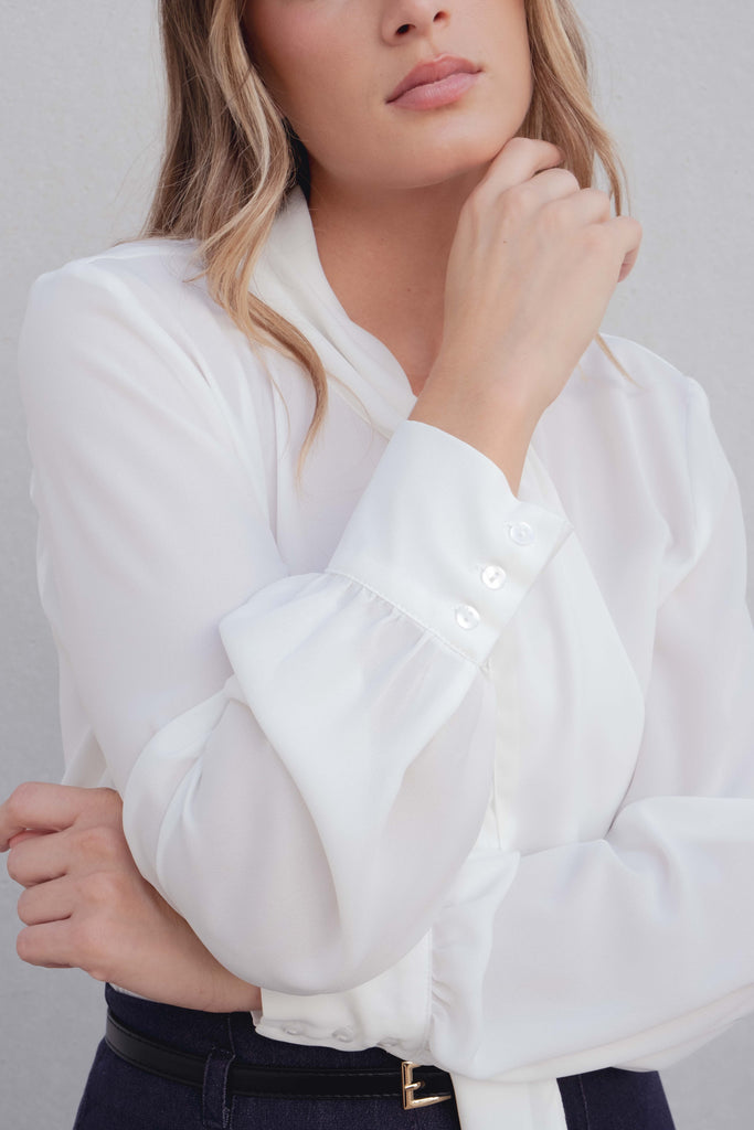 BLUSA COM LAÇO NO PESCOÇO