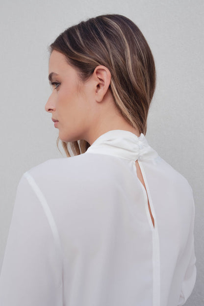 BLUSA COM LAÇO NO PESCOÇO