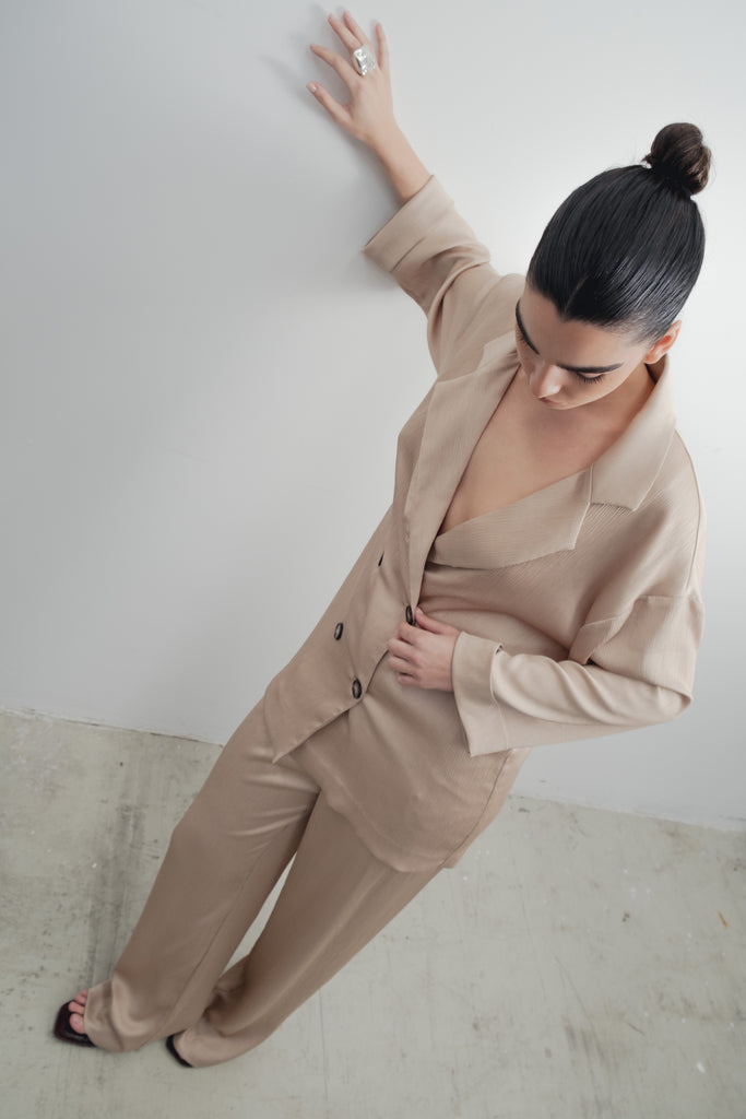BLAZER DE CETIM COM GOLA CRUZADA