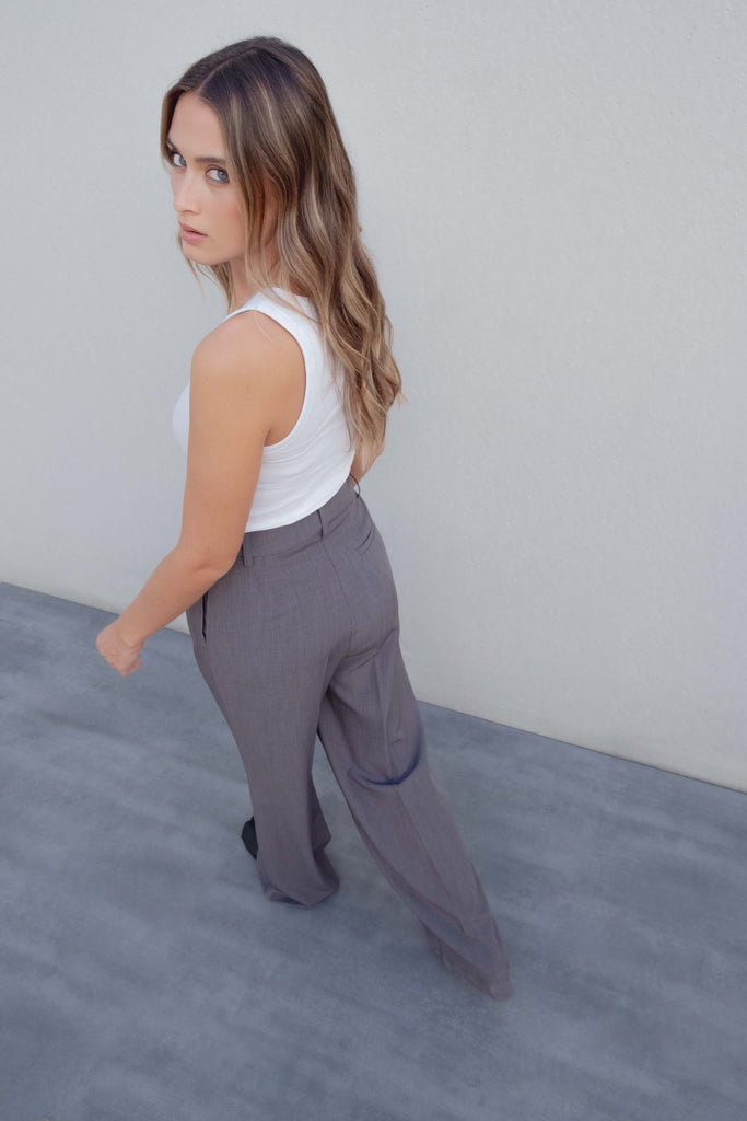 CALÇAS LARGAS COM PREGAS