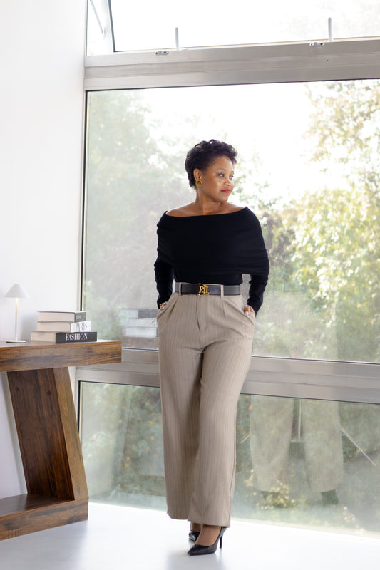 CALÇAS COM RISCAS DE GIZ