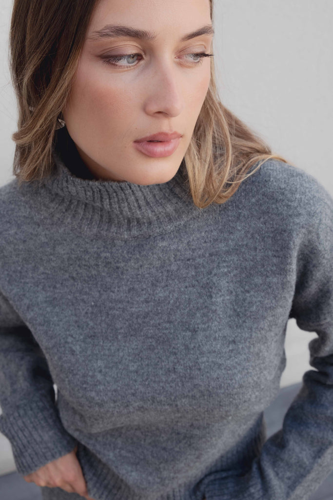 SUÉTER OVERSIZED COM GOLA ALTA