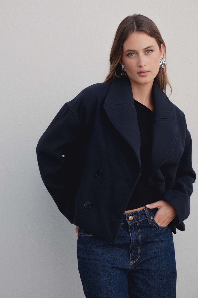 CASACO CURTO COM LAPELA