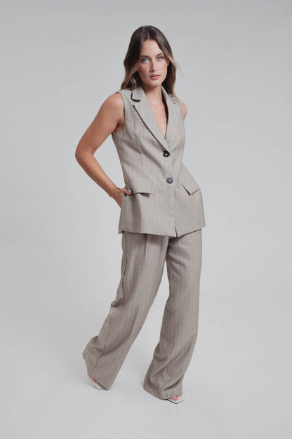 CALÇAS COM RISCAS DE GIZ