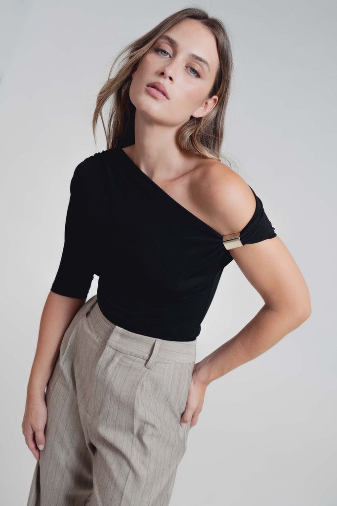 CALÇAS COM RISCAS DE GIZ