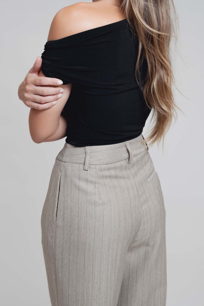 CALÇAS COM RISCAS DE GIZ