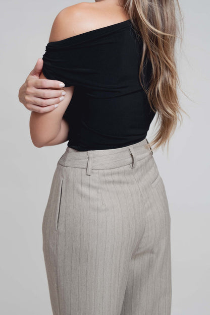 CALÇAS COM RISCAS DE GIZ