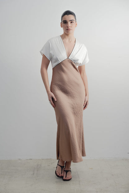 VESTIDO DE CETIM COM DETALHES EM CONTRASTE