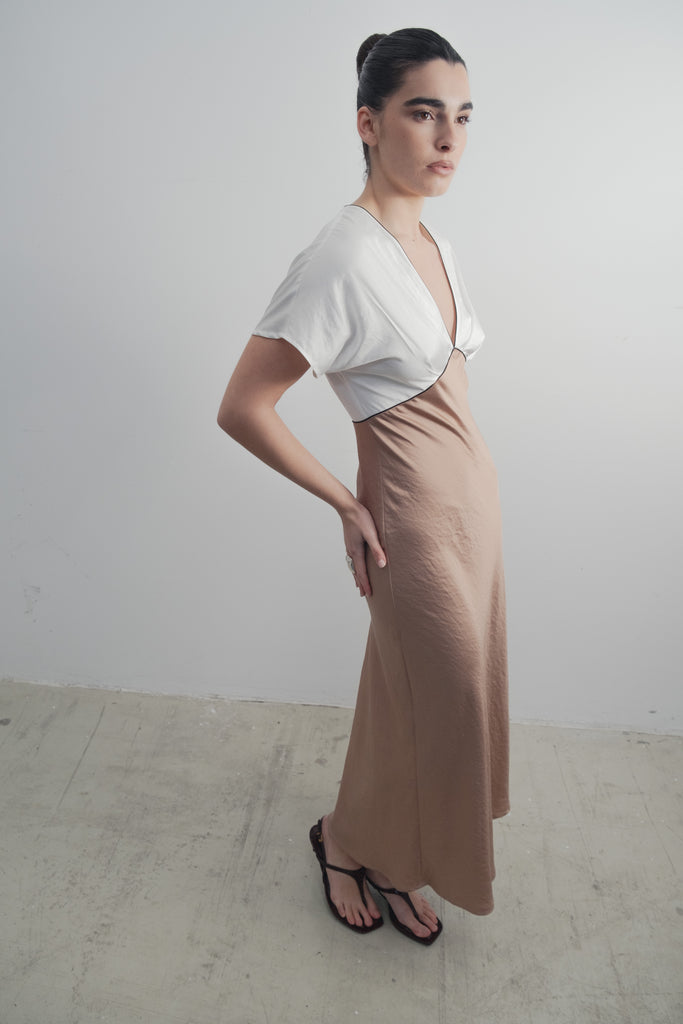 VESTIDO DE CETIM COM DETALHES EM CONTRASTE
