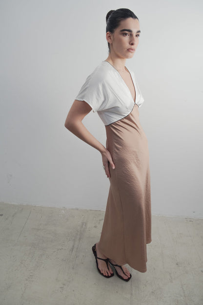 VESTIDO DE CETIM COM DETALHES EM CONTRASTE