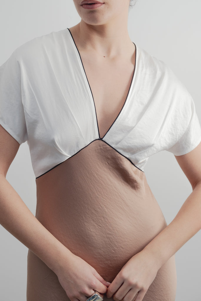 VESTIDO DE CETIM COM DETALHES EM CONTRASTE