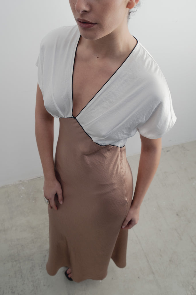 VESTIDO DE CETIM COM DETALHES EM CONTRASTE