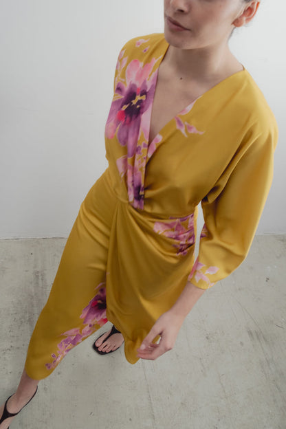 VESTIDO MIDI COM ESTAMPA DE CETIM