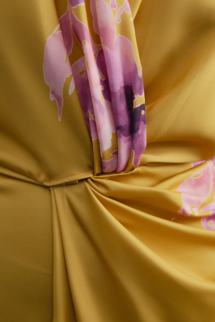 VESTIDO MIDI COM ESTAMPA DE CETIM