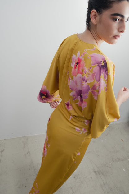 VESTIDO MIDI COM ESTAMPA DE CETIM