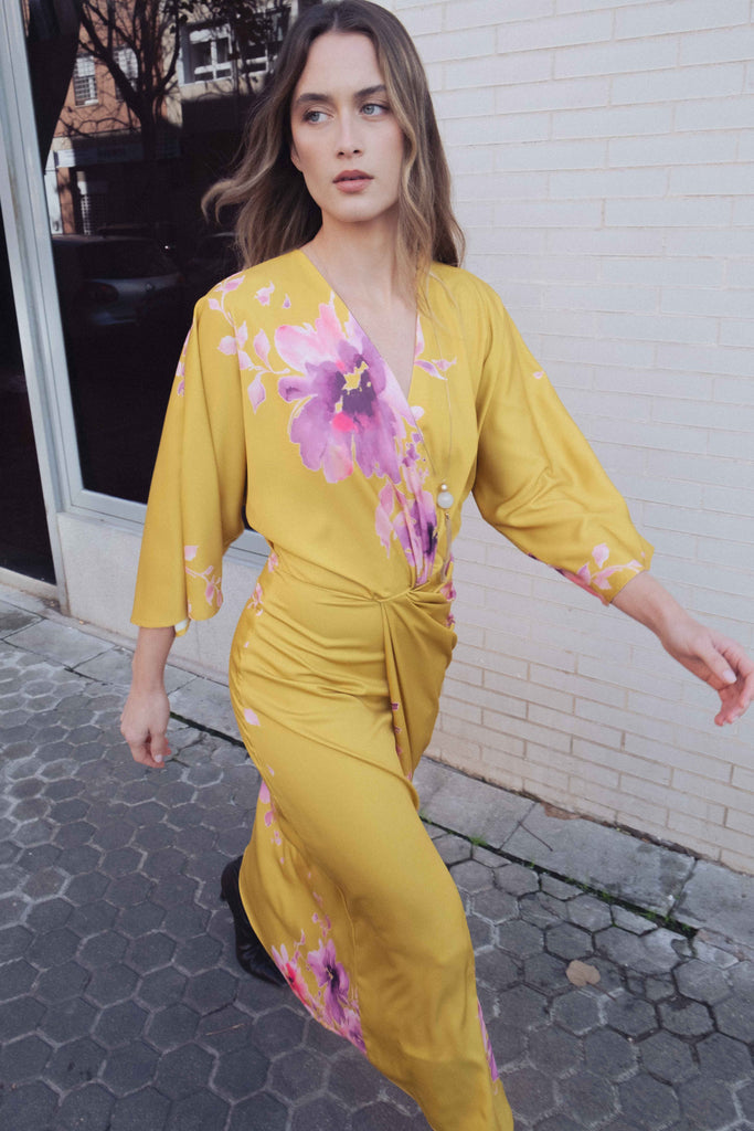 VESTIDO MIDI COM ESTAMPA DE CETIM